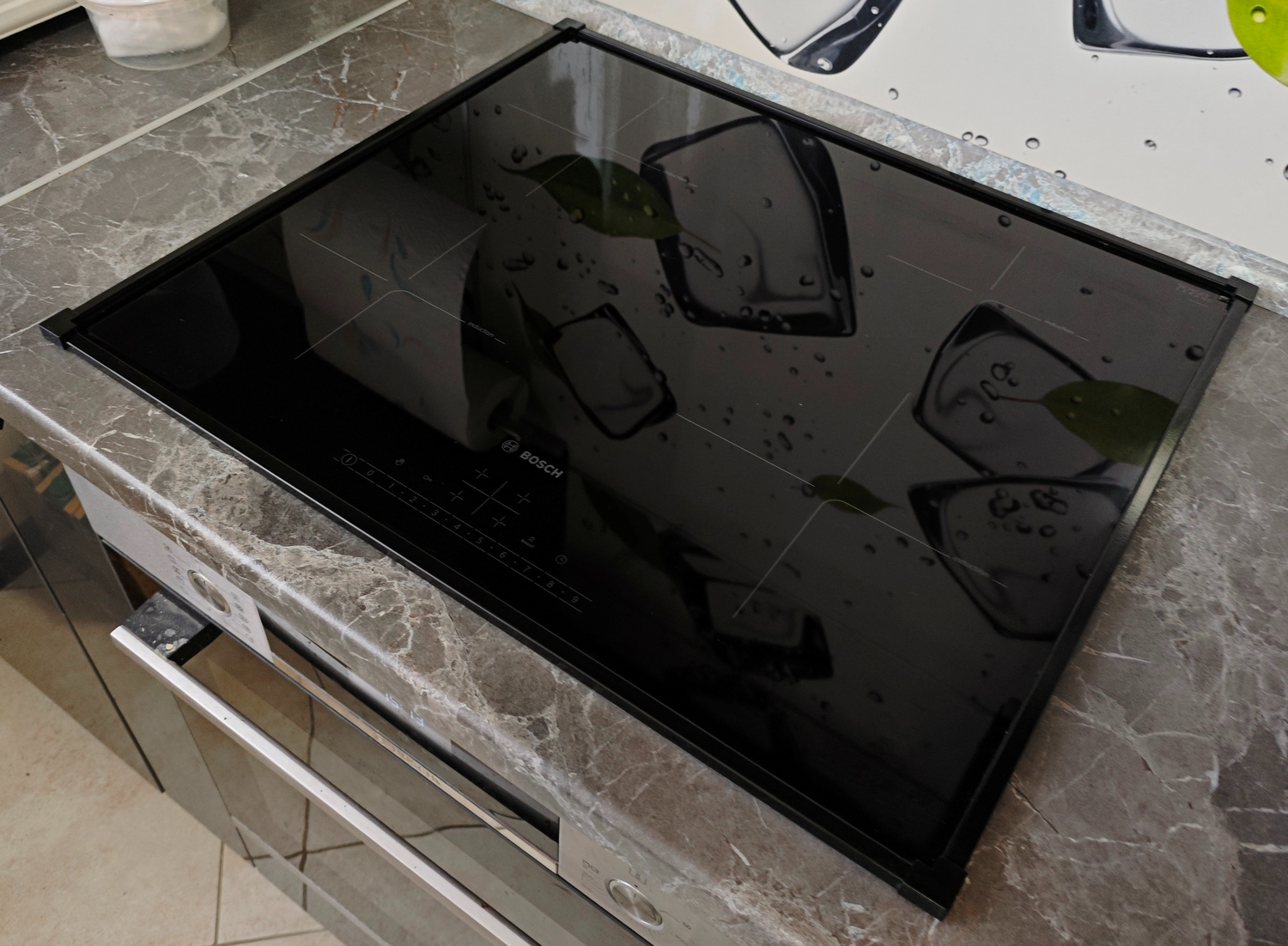 черного цвета рамка варочной панели